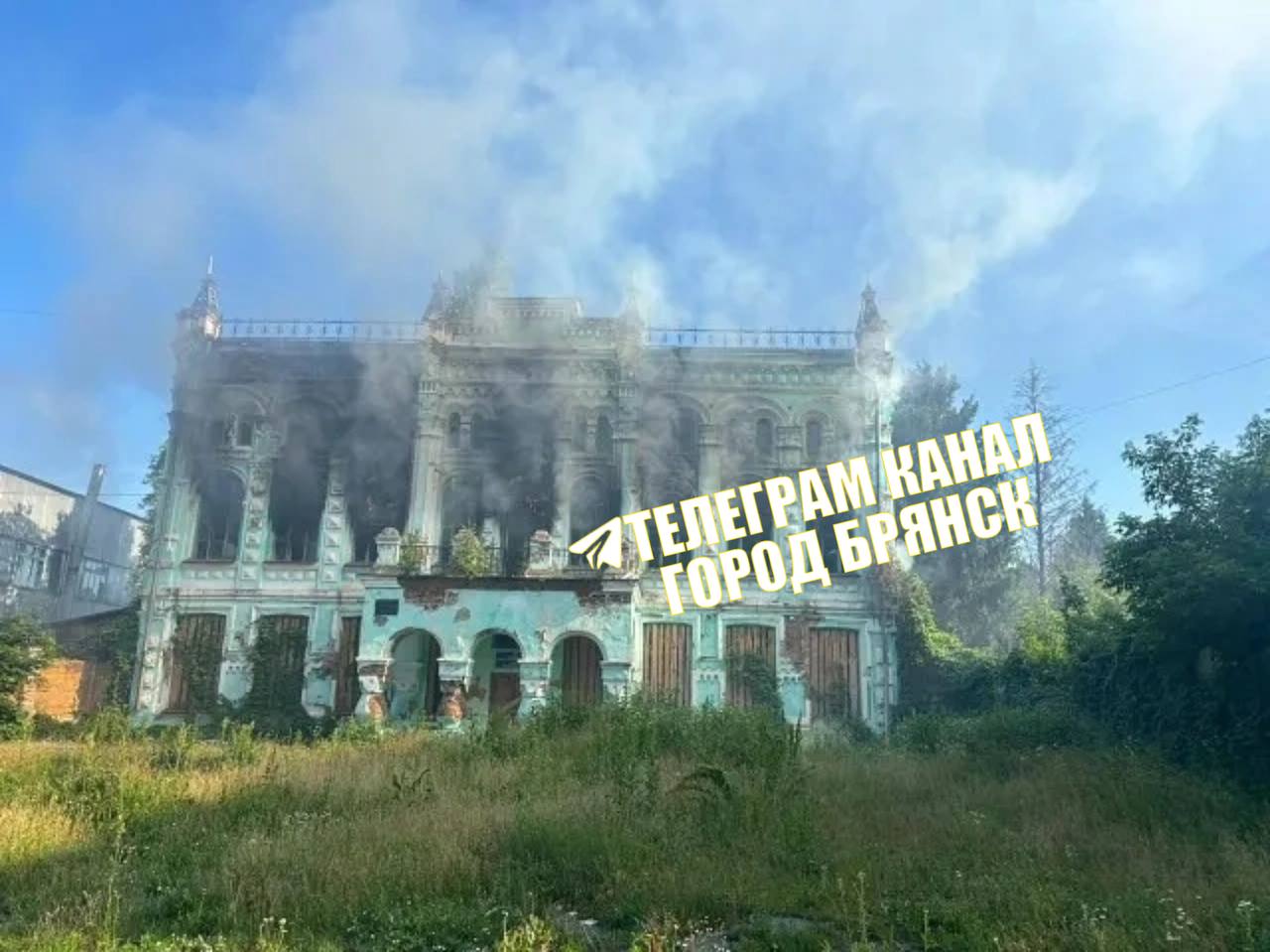 В Стародубском районе Брянской области произошел пожар бывшего завода "Реле"