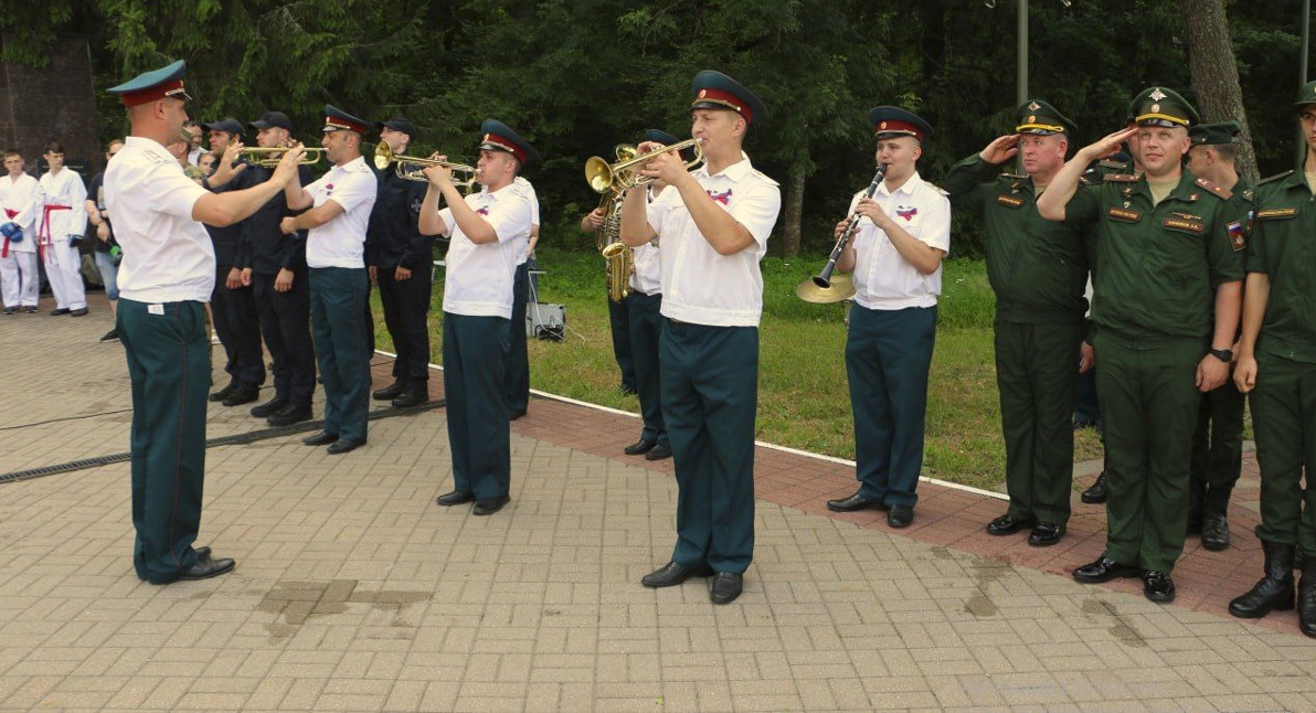 Вчера в Брянске призывников торжественно отправили в армию