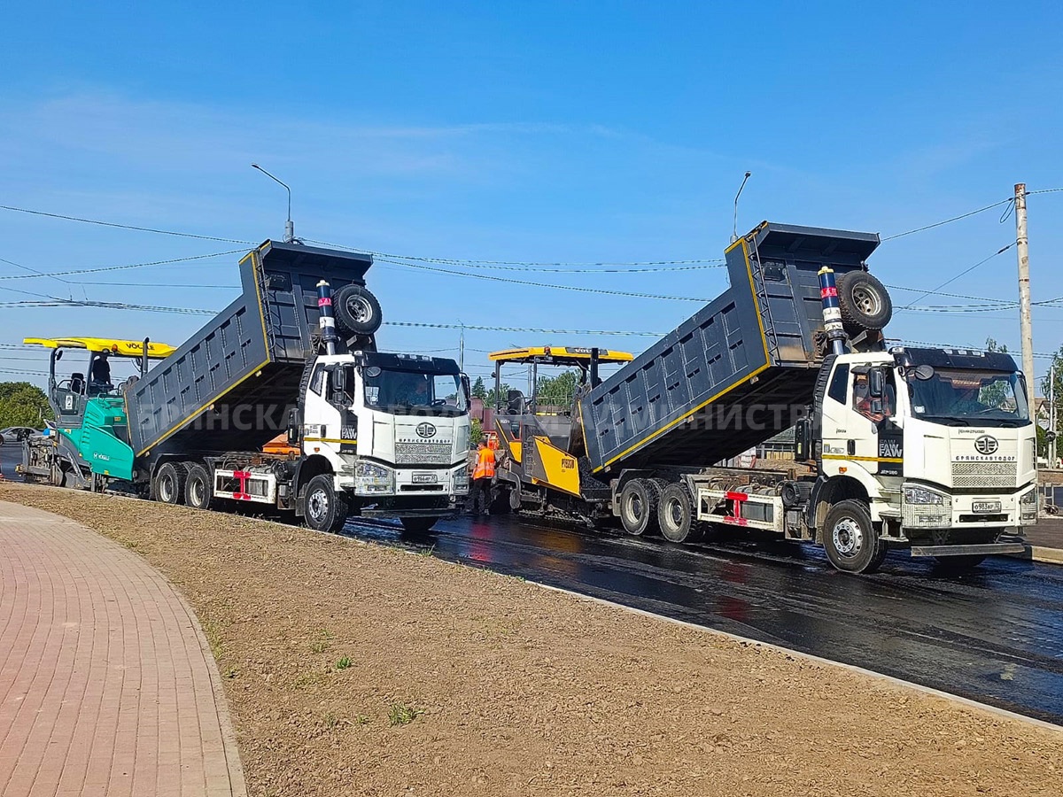 На улице Ильи Иванова продолжаются ремонтные работы