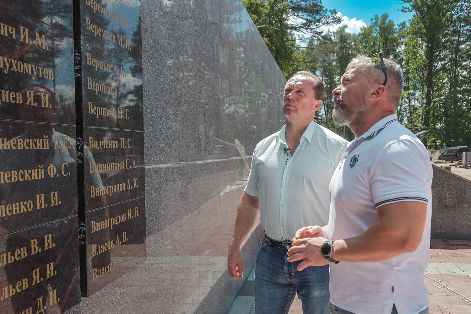 Сергей Антошин лично проверил исправление ошибок на старом воинском мемориале