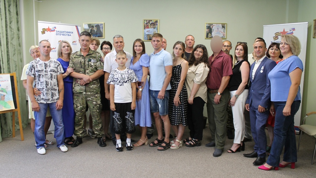 Заместитель губернатора Брянской области вручил удостоверения ветеранам боевых действий из ЧВК «Вагнер»