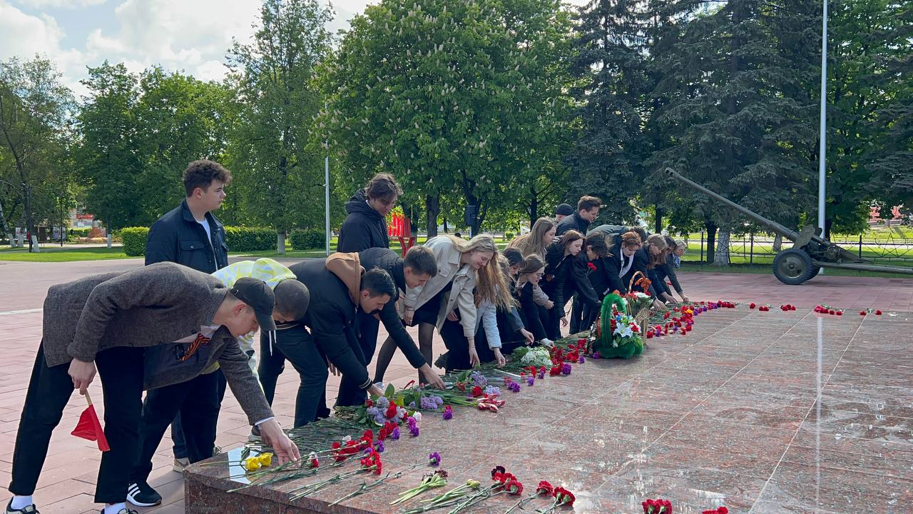 В Володарском районе Брянска в преддверии Дня Победы возложили цветы к братской могиле